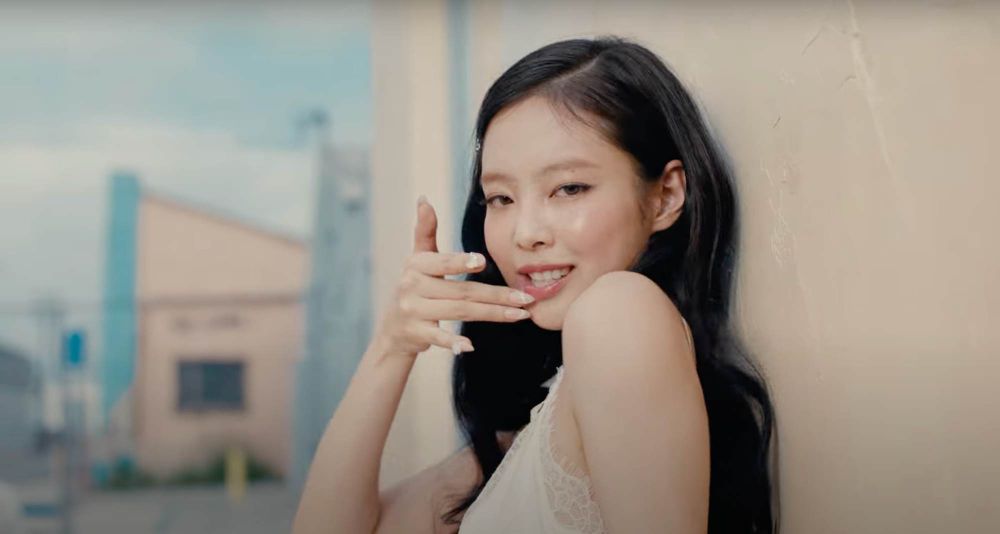 時隔一年再推神曲！JENNIE回歸單曲〈Mantra〉妝髮分析，辣度滿分白金漂髮、慵懶羊毛捲，又欲又颯太迷人！-6