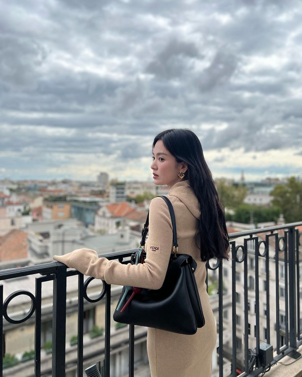 這女人找不到缺點！宋慧喬FENDI秋冬大片「巔峰狀態」皮膚好到以為是AI生成！-2