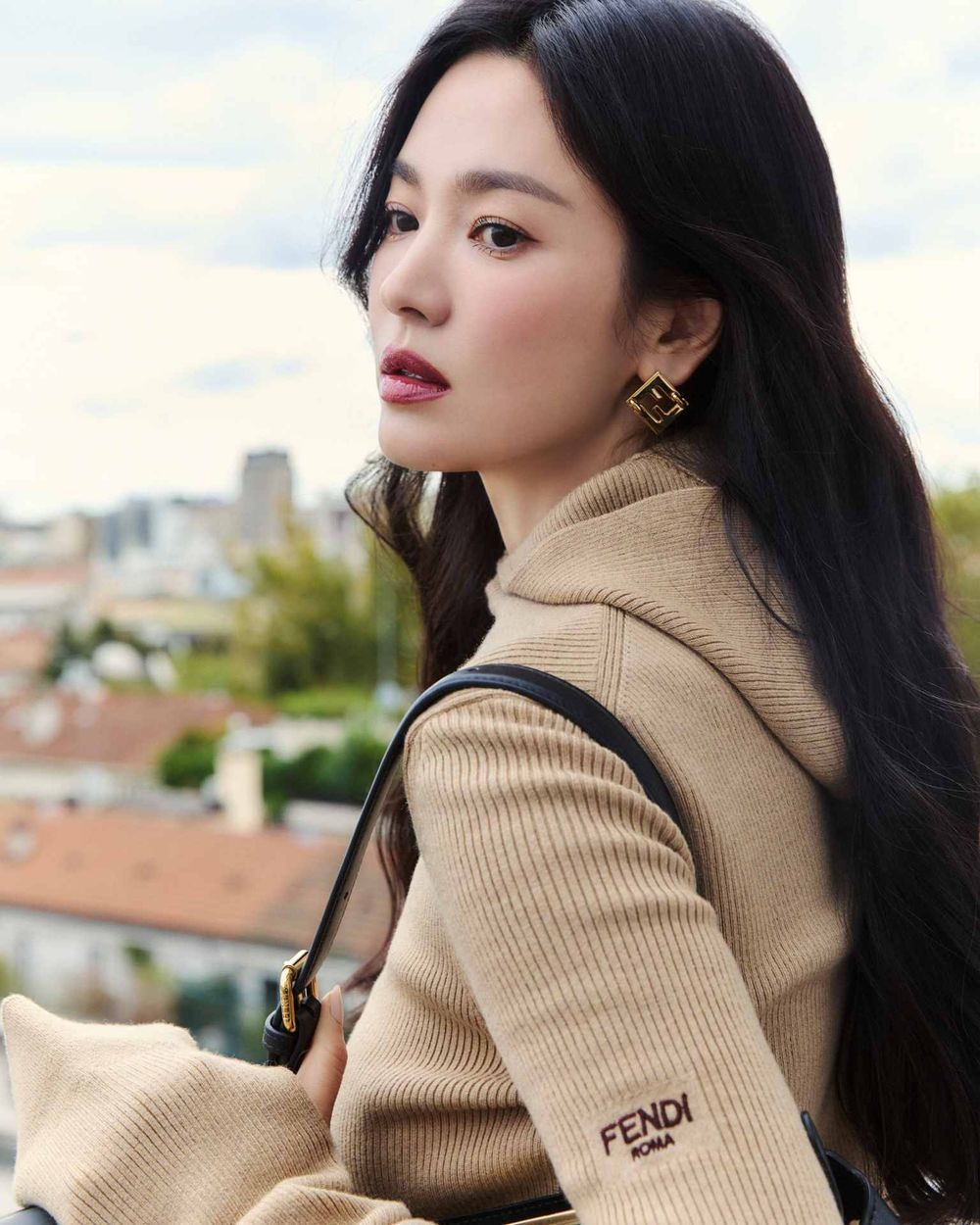 這女人找不到缺點！宋慧喬FENDI秋冬大片「巔峰狀態」皮膚好到以為是AI生成！-5