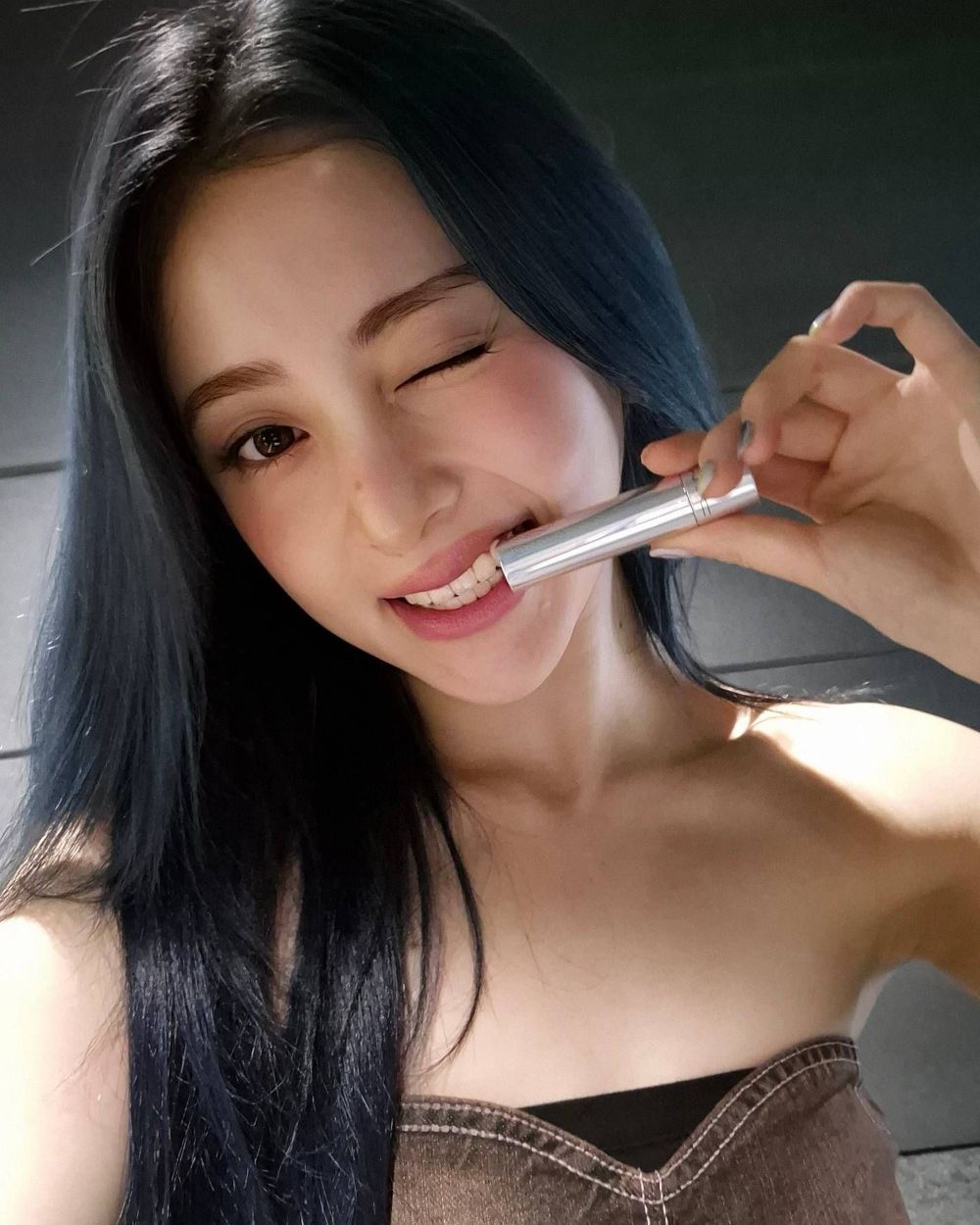韓星澎潤立體小臉的秘密！M·A·C「紫白餅」抵台，一拍去黃提亮、磨皮控油，必學彩妝師親授分區定妝法！-11