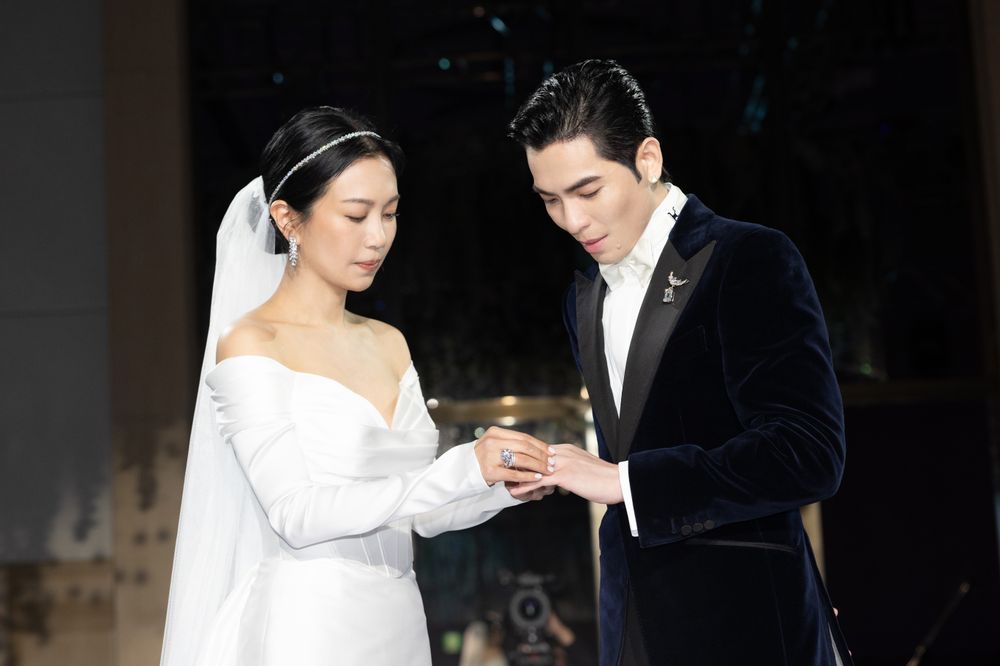 蕭敬騰世紀婚禮太狂！13.33克拉千萬婚戒、Tiffany珠寶配婚紗新娘美到在發光！-6