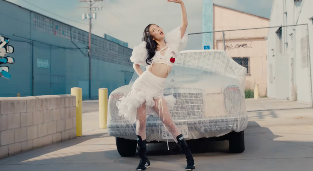 Jennie新歌〈Mantra〉MV大亮點！5台價值連城古董跑車肉搜！這台竟然要快一億？！-10