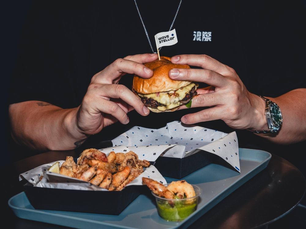 永心鳳茶新品牌「浪際WAVESTELLAR」降臨高雄港！鱔魚義大利麵、香菜小捲必點菜單一次看！-9