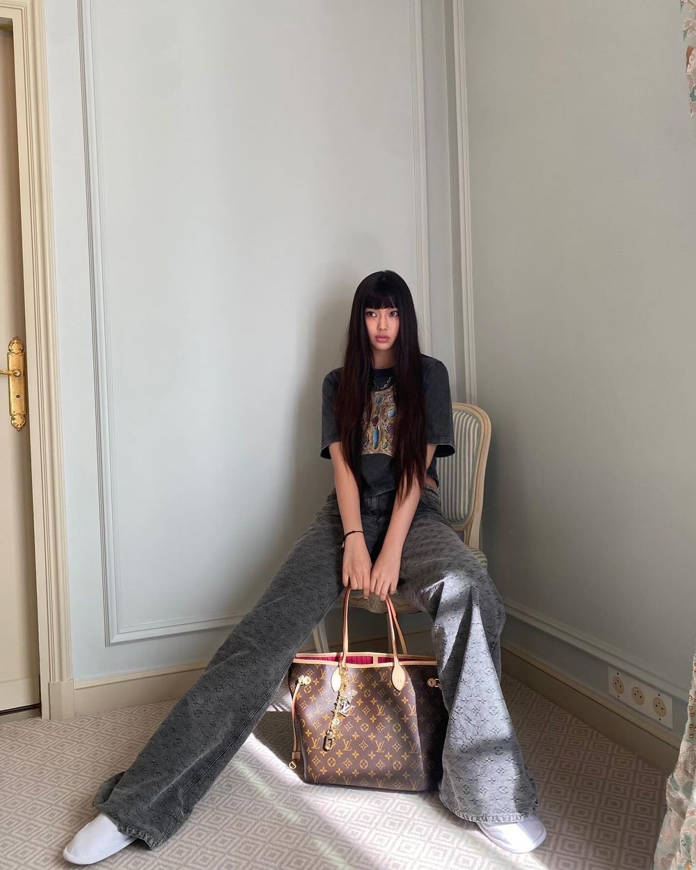 Felix、太妍都愛！2024下半LV爆款「雙面托特包」入門價+多背法，真的值得買！-6