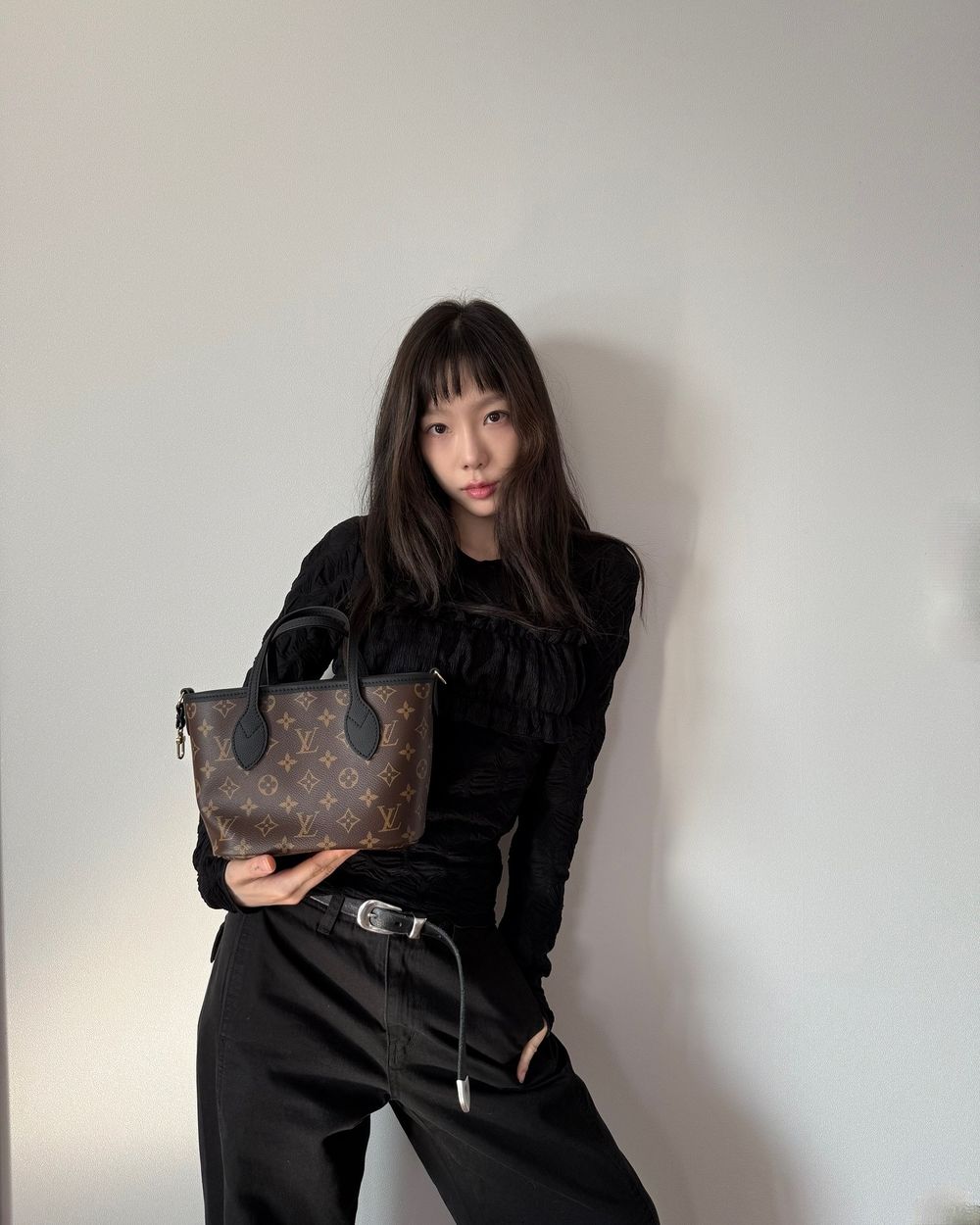 Felix、太妍都愛！2024下半LV爆款「雙面托特包」入門價+多背法，真的值得買！-7