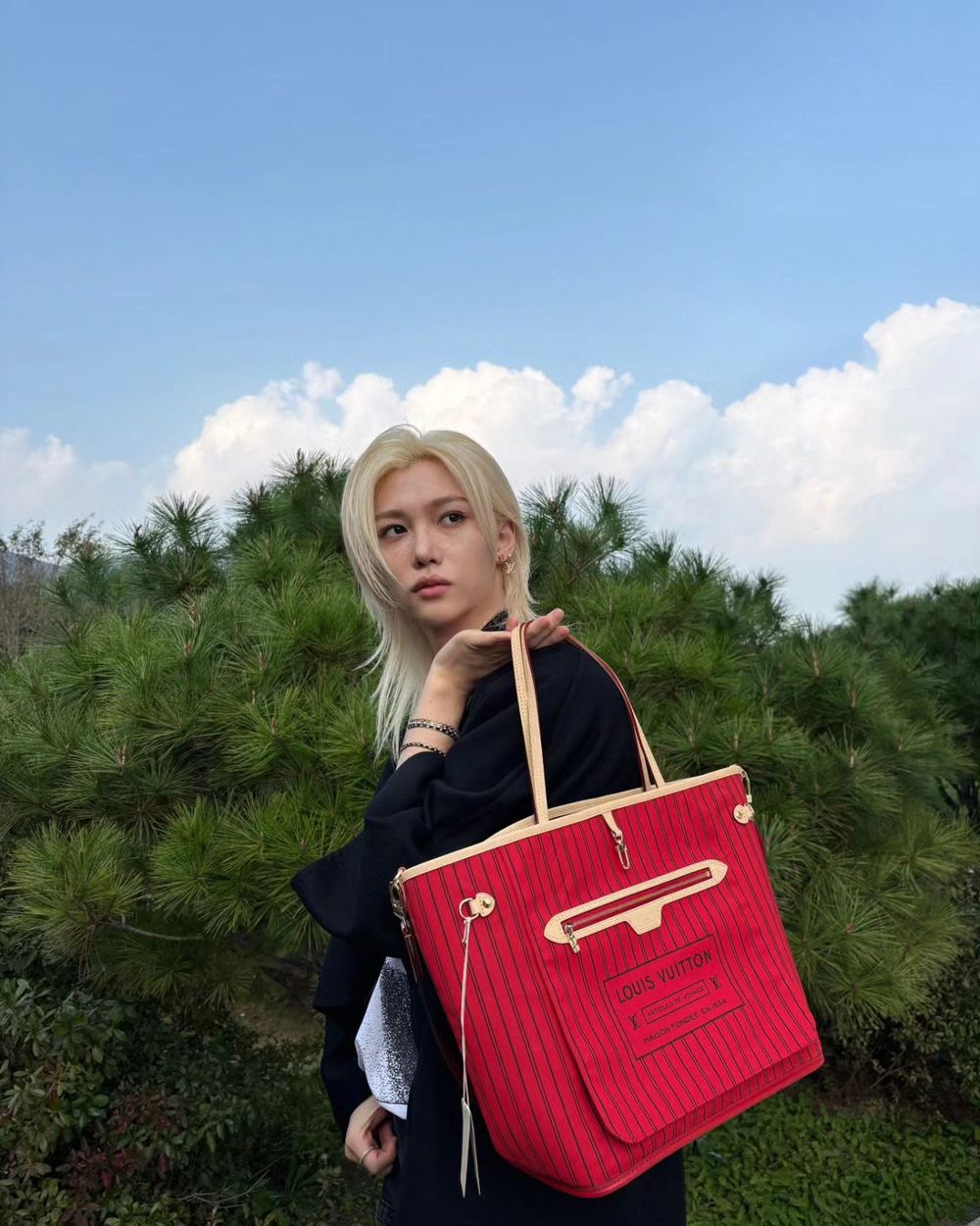 Felix、太妍都愛！2024下半LV爆款「雙面托特包」入門價+多背法，真的值得買！-3