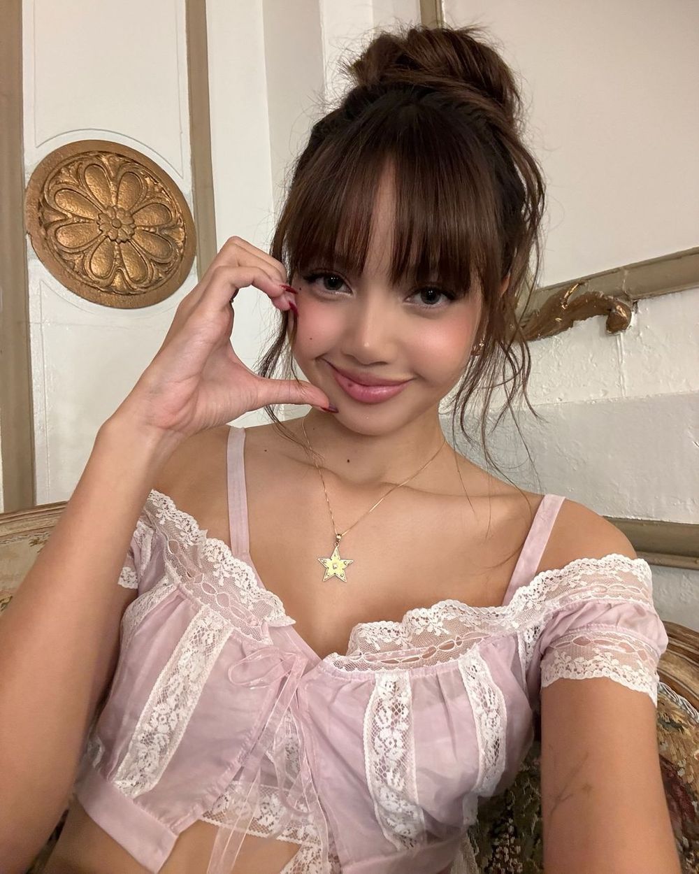 Lisa維密大秀辣爆！性感「上空水鑽內衣＋熱褲」大秀超模美腿，尺度不輸瘋馬秀！-1