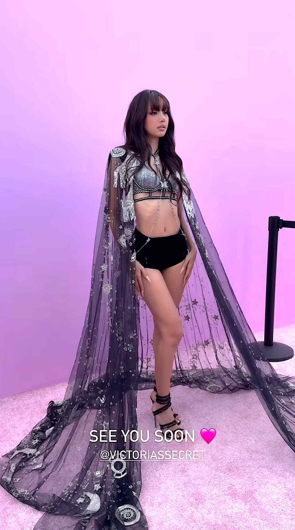 Lisa維密大秀辣爆！性感「上空水鑽內衣＋熱褲」大秀超模美腿，尺度不輸瘋馬秀！-7