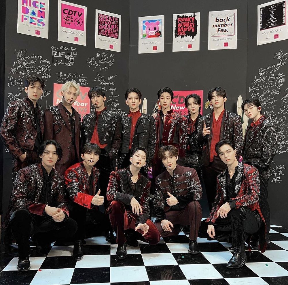 韓網熱議7組印象深刻的男團軍裝制服舞台造型！TXT全員大長腿超有氣勢，Stray Kids帥度突破天際！-10