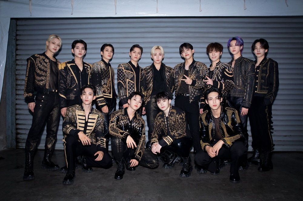 韓網熱議7組印象深刻的男團軍裝制服舞台造型！TXT全員大長腿超有氣勢，Stray Kids帥度突破天際！-6