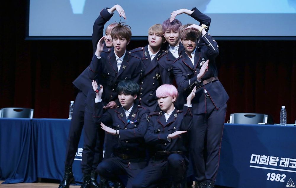 韓網熱議7組印象深刻的男團軍裝制服舞台造型！TXT全員大長腿超有氣勢，Stray Kids帥度突破天際！-7