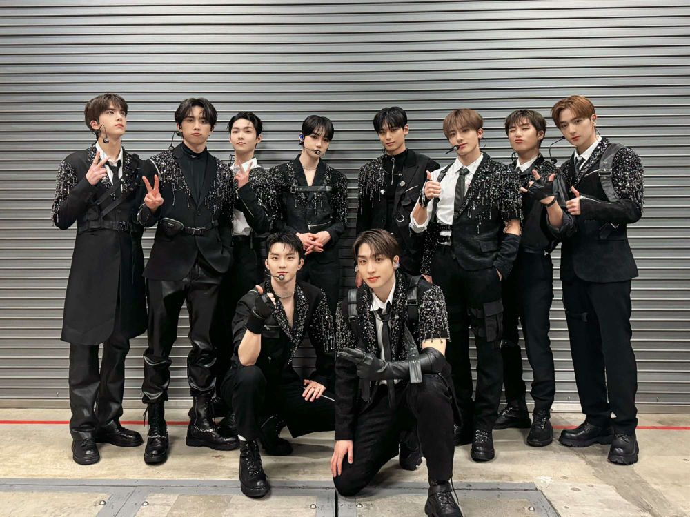 韓網熱議7組印象深刻的男團軍裝制服舞台造型！TXT全員大長腿超有氣勢，Stray Kids帥度突破天際！-9