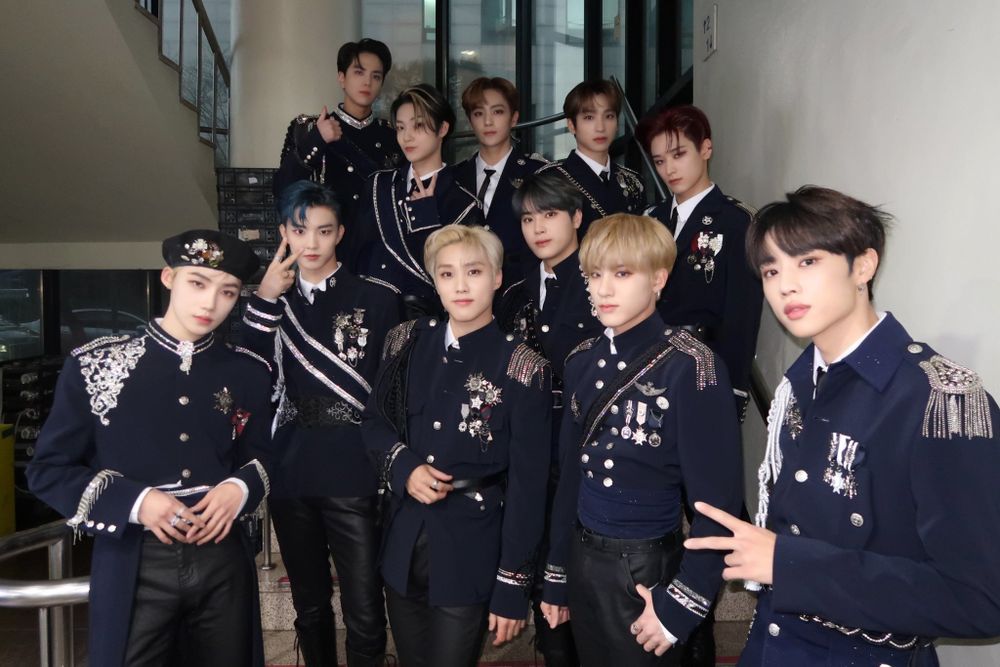 韓網熱議7組印象深刻的男團軍裝制服舞台造型！TXT全員大長腿超有氣勢，Stray Kids帥度突破天際！-11