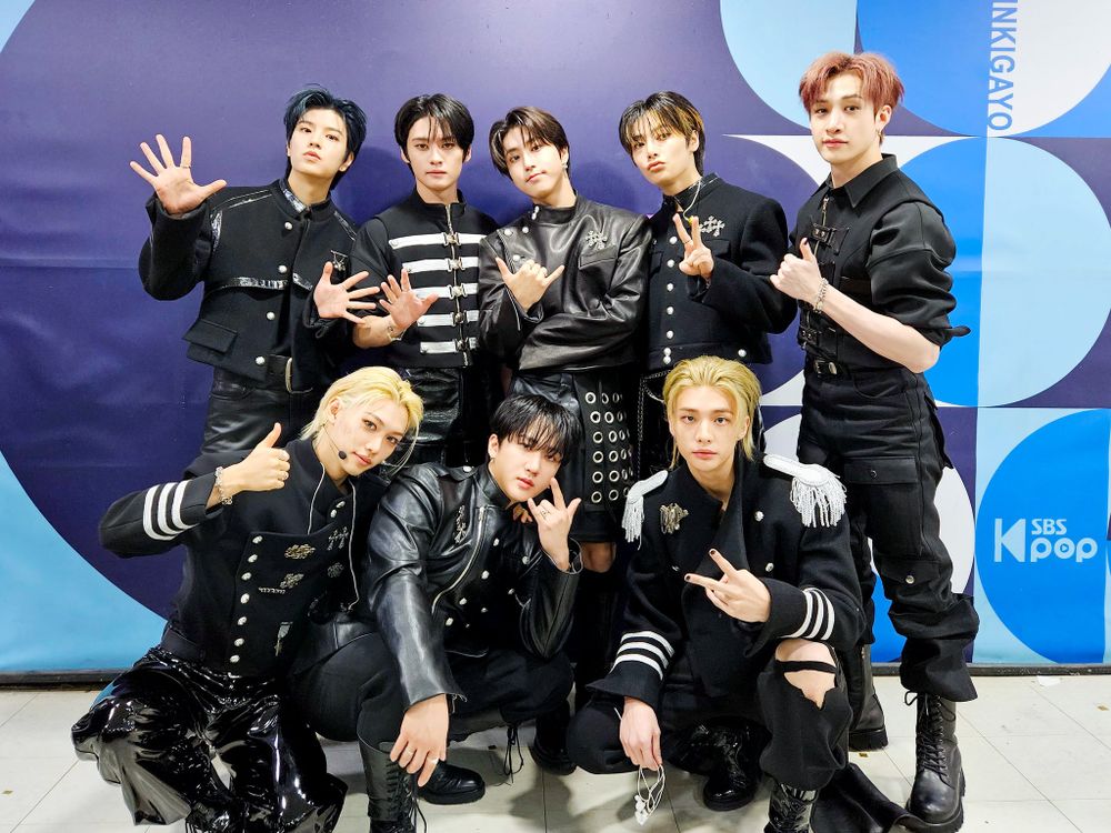 韓網熱議7組印象深刻的男團軍裝制服舞台造型！TXT全員大長腿超有氣勢，Stray Kids帥度突破天際！-12