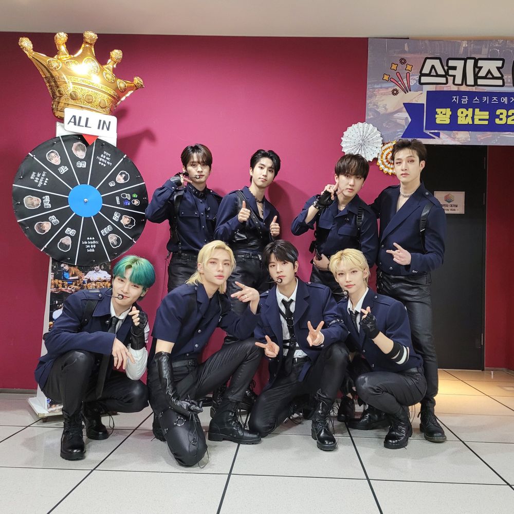 韓網熱議7組印象深刻的男團軍裝制服舞台造型！TXT全員大長腿超有氣勢，Stray Kids帥度突破天際！-13