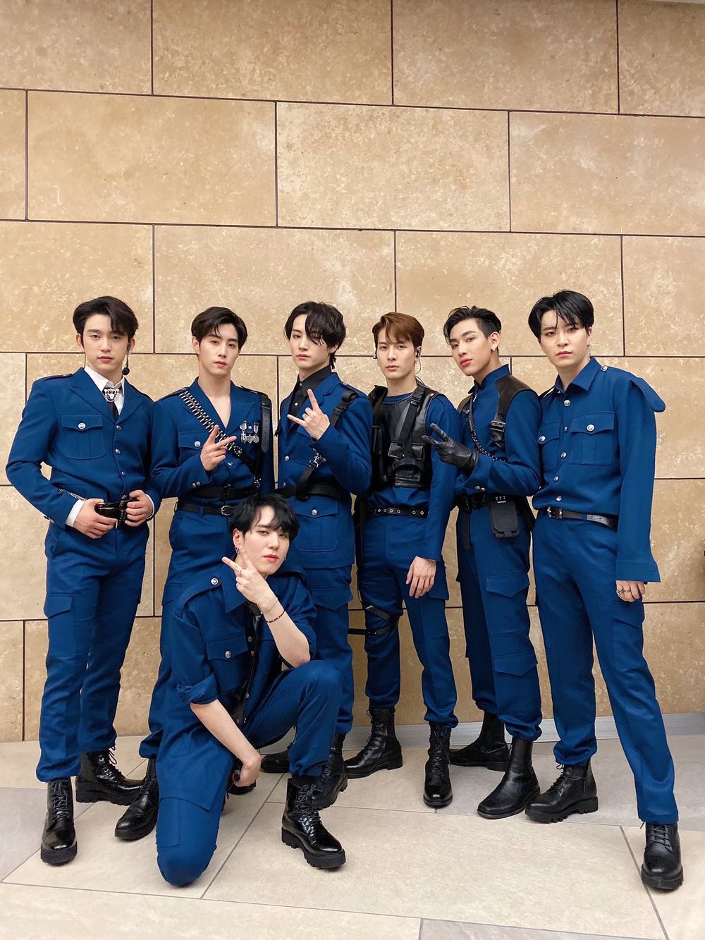 韓網熱議7組印象深刻的男團軍裝制服舞台造型！TXT全員大長腿超有氣勢，Stray Kids帥度突破天際！-14