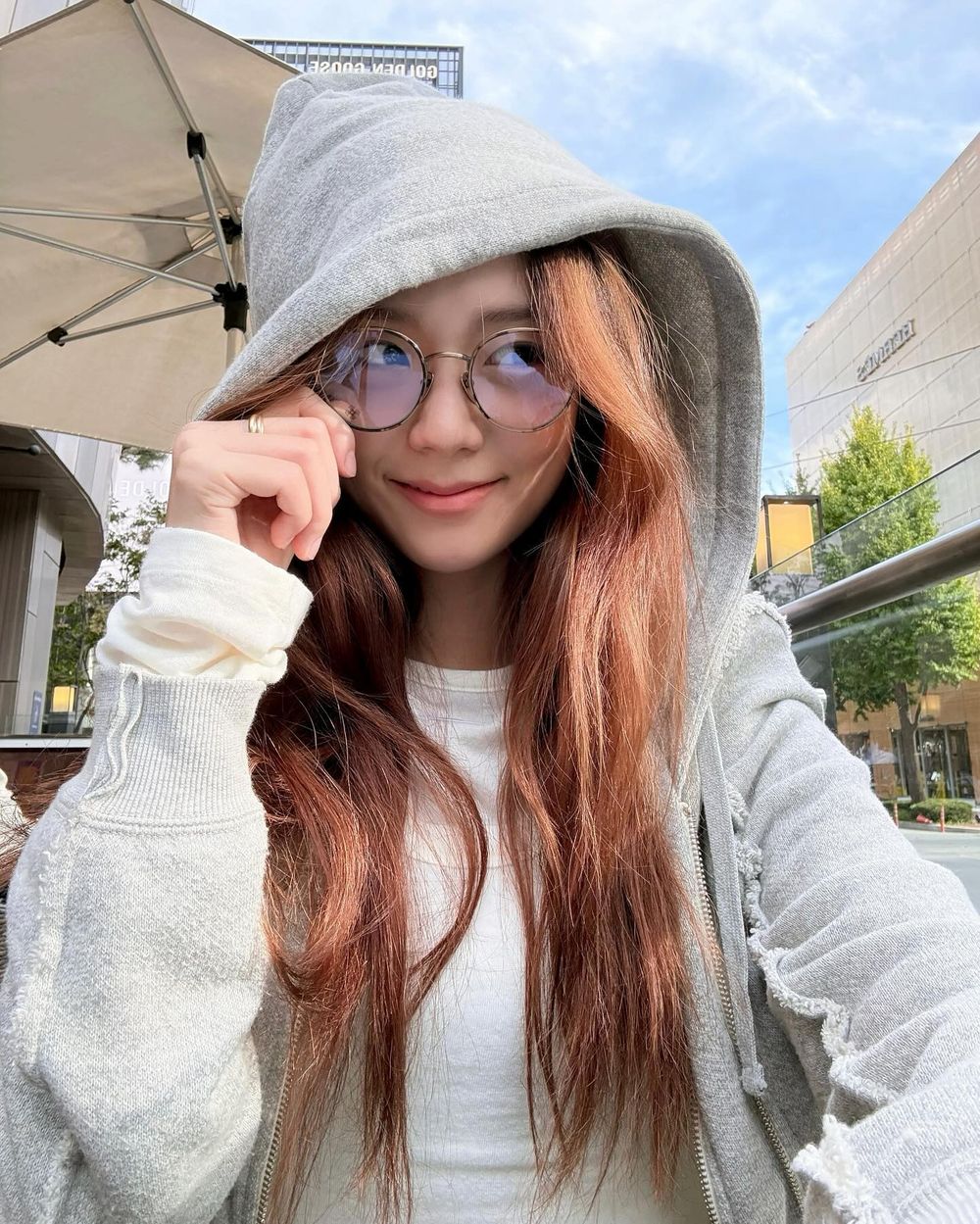 2024下半年韓星回歸髮型解析！Jennie捲髮超顯瘦、秋冬必染Jisoo同款蜜糖香檳棕！-15