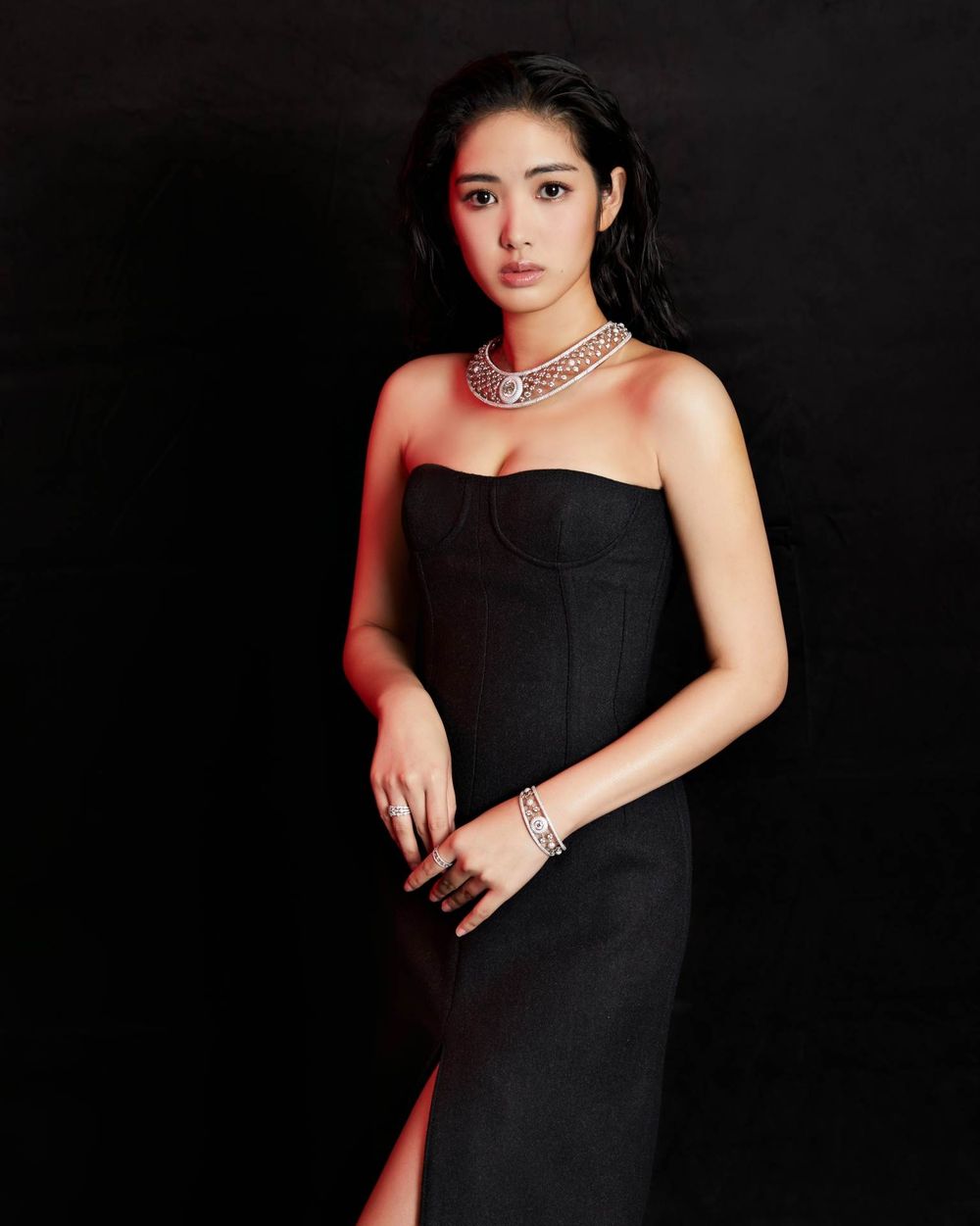 金鐘59視后候選最強黑馬！《八尺門》雷嘉汭紅毯露美胸好身材！6000萬珠寶戴上身！-8