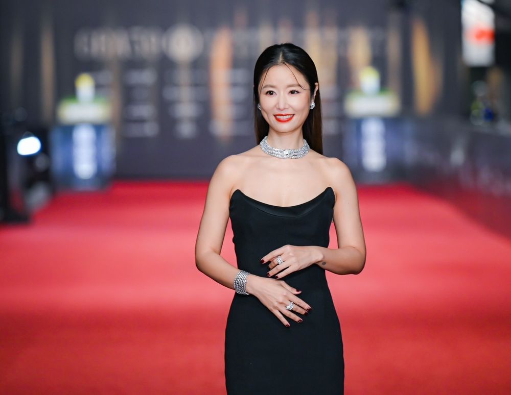 2024金鐘紅毯黑色禮服女神回顧！林心如、郭雪芙「澎潤美胸+大長腿」身材太不科學！-1