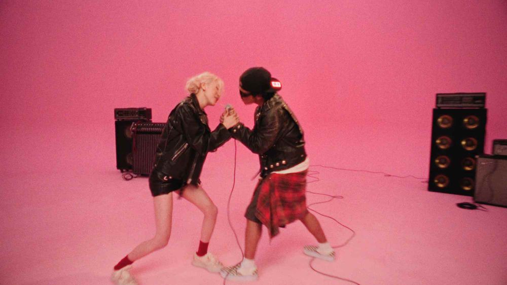 Rosé新歌〈APT.〉超好聽！聯手火星人布魯諾「龐克搖滾造型」瞬間登熱搜榜！-4