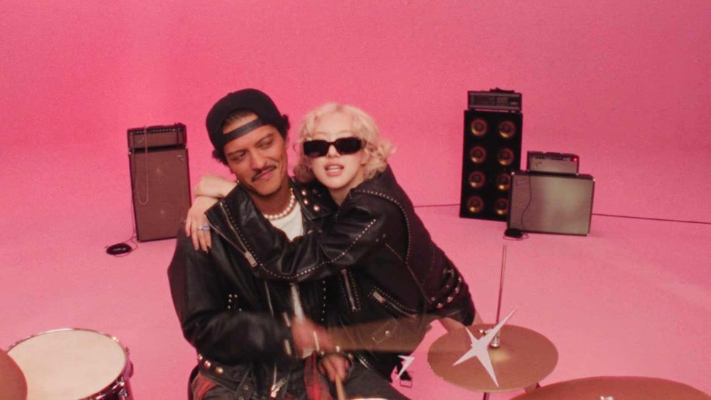 Rosé新歌〈APT.〉超好聽！聯手火星人布魯諾「龐克搖滾造型」瞬間登熱搜榜！-3