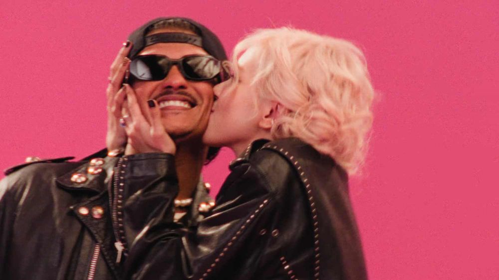 Rosé新歌〈APT.〉超好聽！聯手火星人布魯諾「龐克搖滾造型」瞬間登熱搜榜！-8