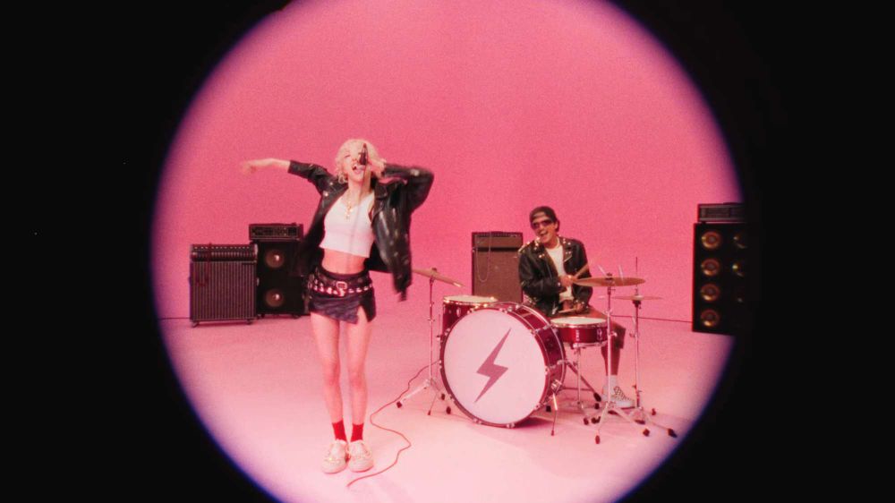 Rosé新歌〈APT.〉超好聽！聯手火星人布魯諾「龐克搖滾造型」瞬間登熱搜榜！-6