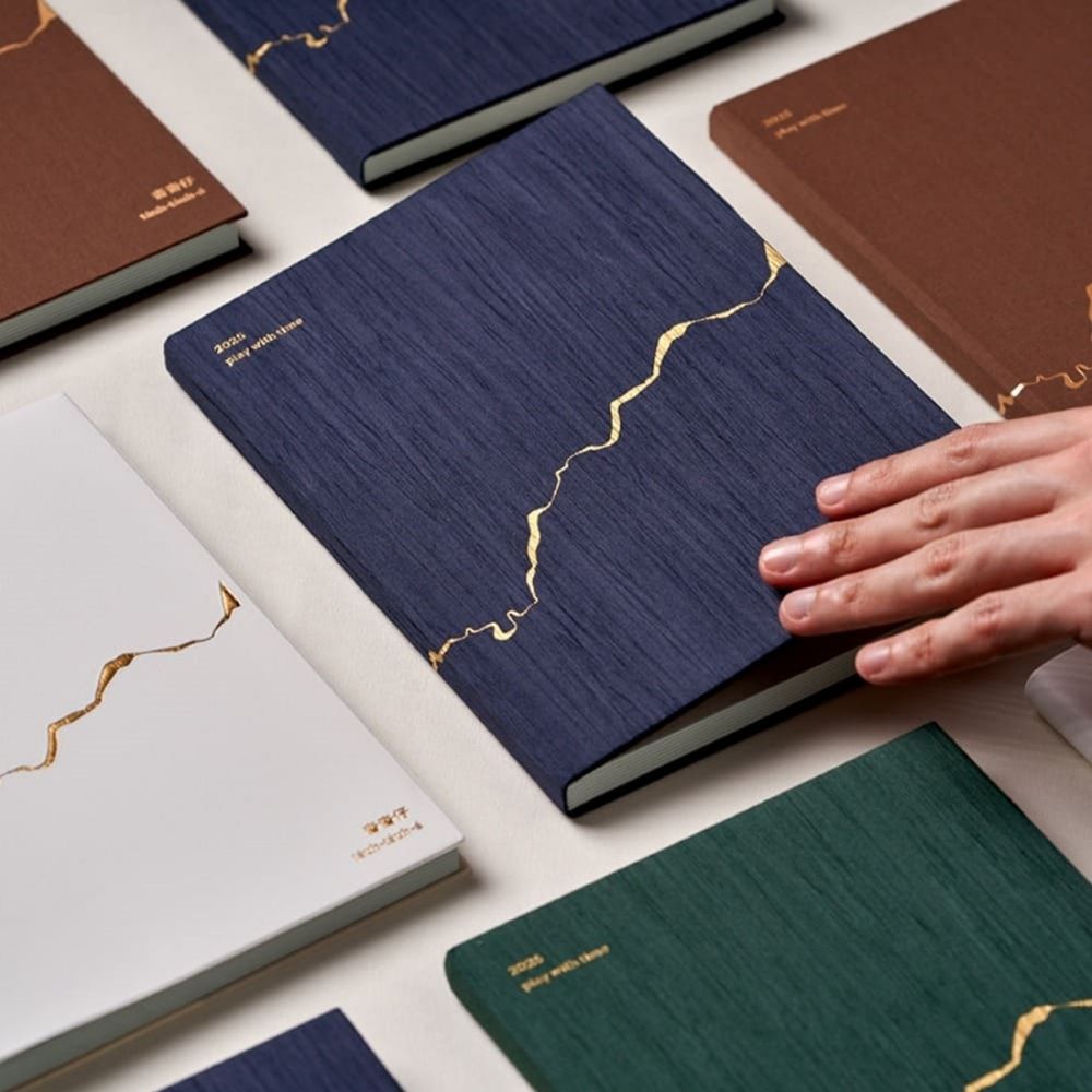 2025質感手帳月曆推薦！爆美花草插畫、專為J人設計日帳本⋯漂亮到選擇障礙大爆發！-1