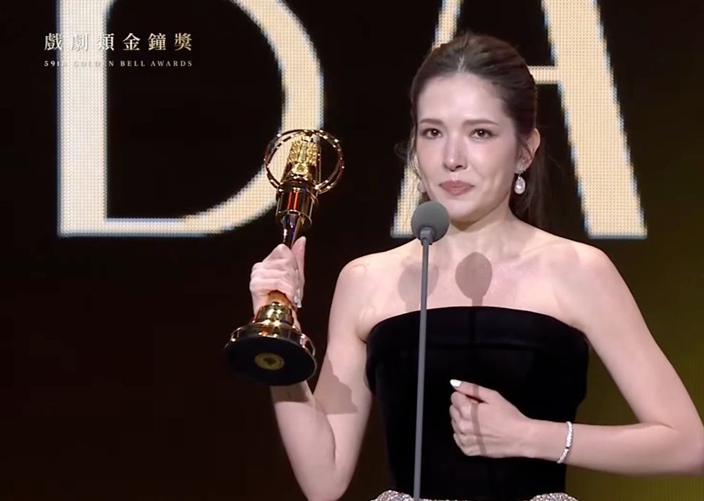 熱騰騰視后許瑋甯，以《不夠善良的我們》再度獲獎！林依晨秒擁抱、真的太暖心！-16