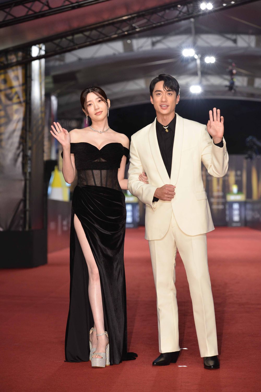 熱騰騰視后許瑋甯，以《不夠善良的我們》再度獲獎！林依晨秒擁抱、真的太暖心！-19