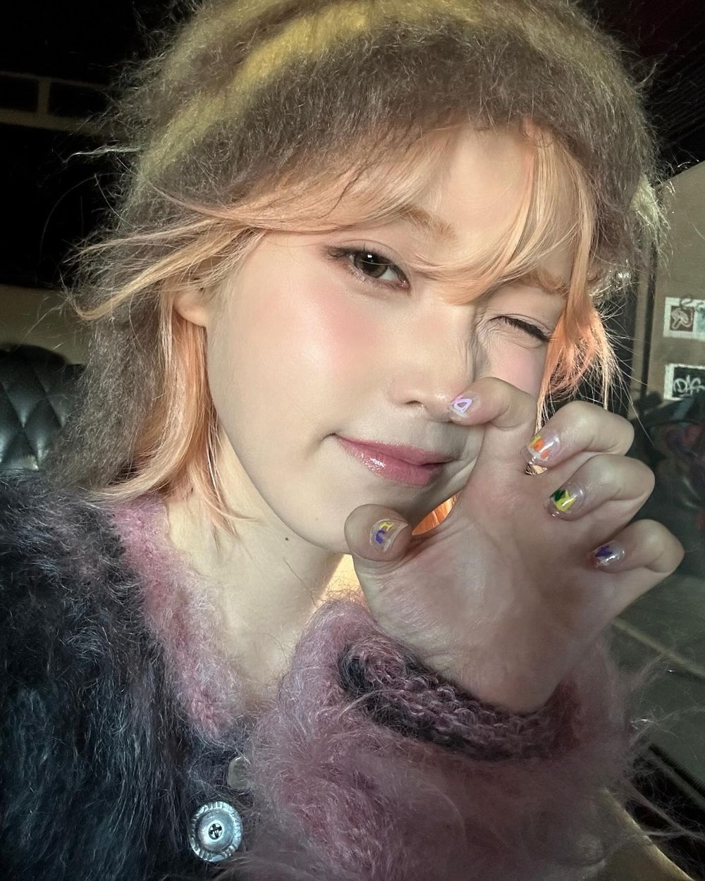 2024秋冬染髮色趨勢解析！Jennie暖冬粉橘、子瑜高級細霧摩卡、漆光緋紅，款款顯白又時髦！-7