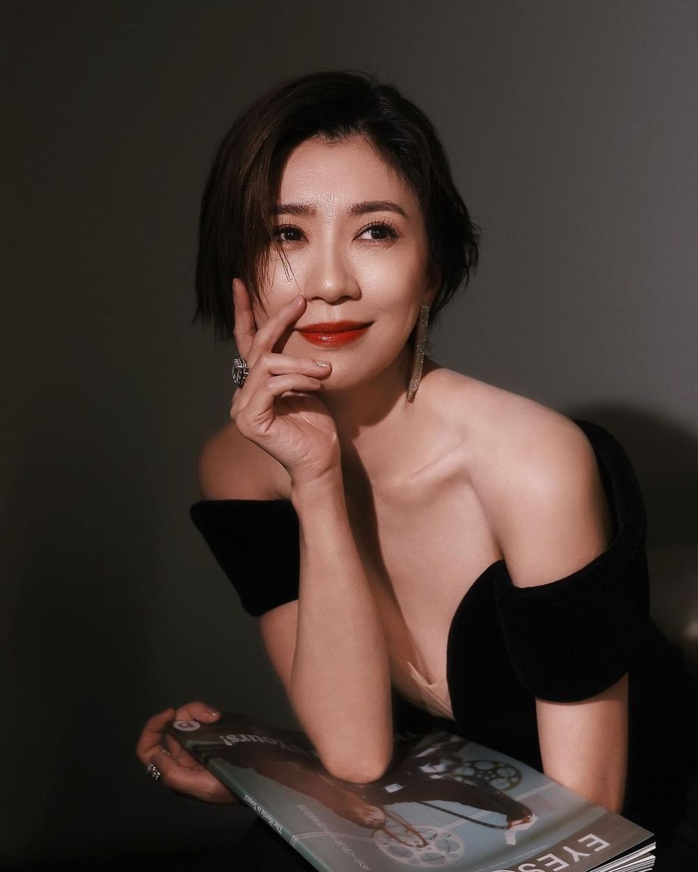 出道沒老過！50歲賈靜雯狀態超驚人！金鐘紅毯短髮零老態「黑白2套戰袍」辣翻全網！-3
