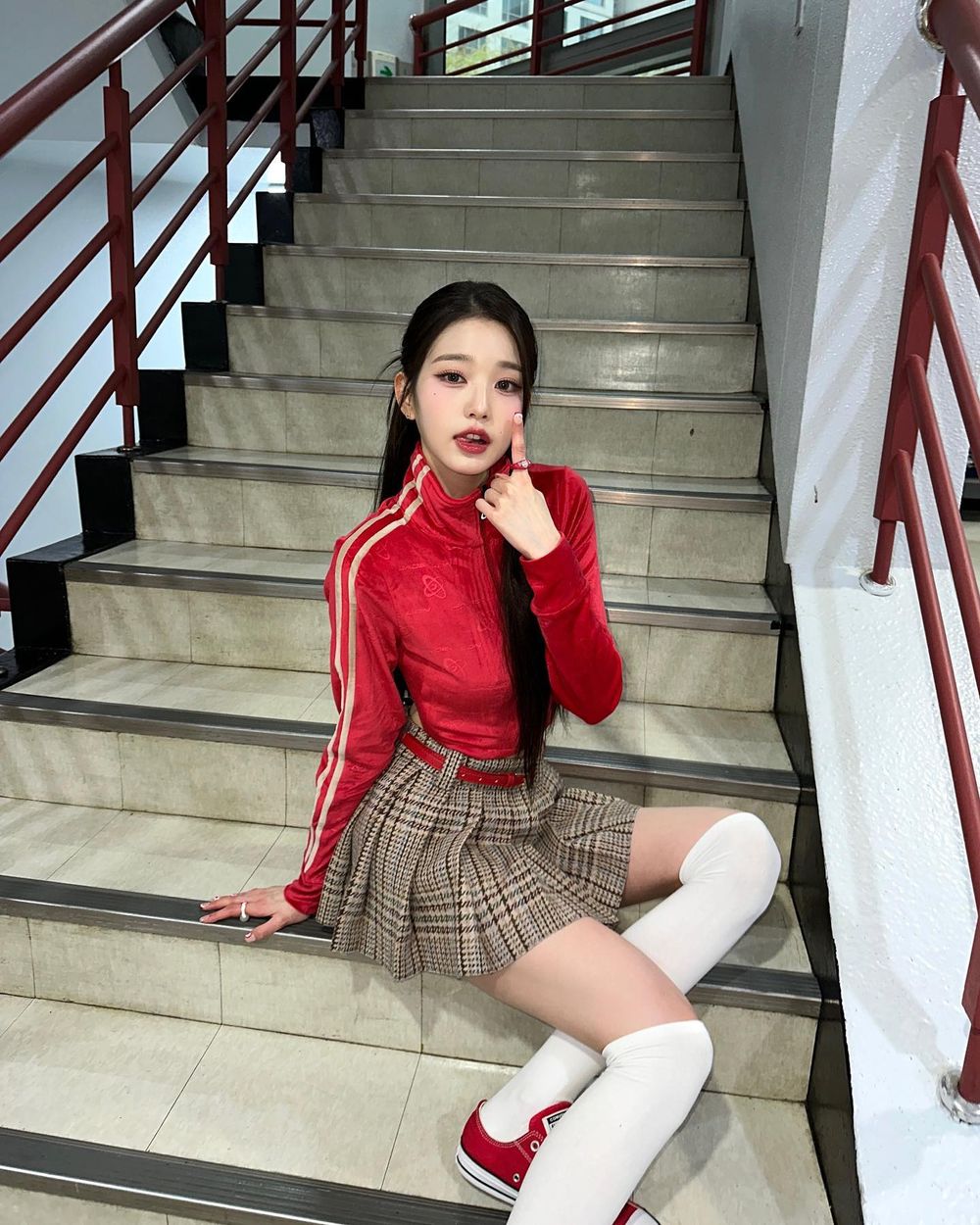 韓網評選7位超適合Y2K造型的KPOP女偶像！Jennie引領潮流，Minnie、張員瑛完美身材輕鬆駕馭！-5