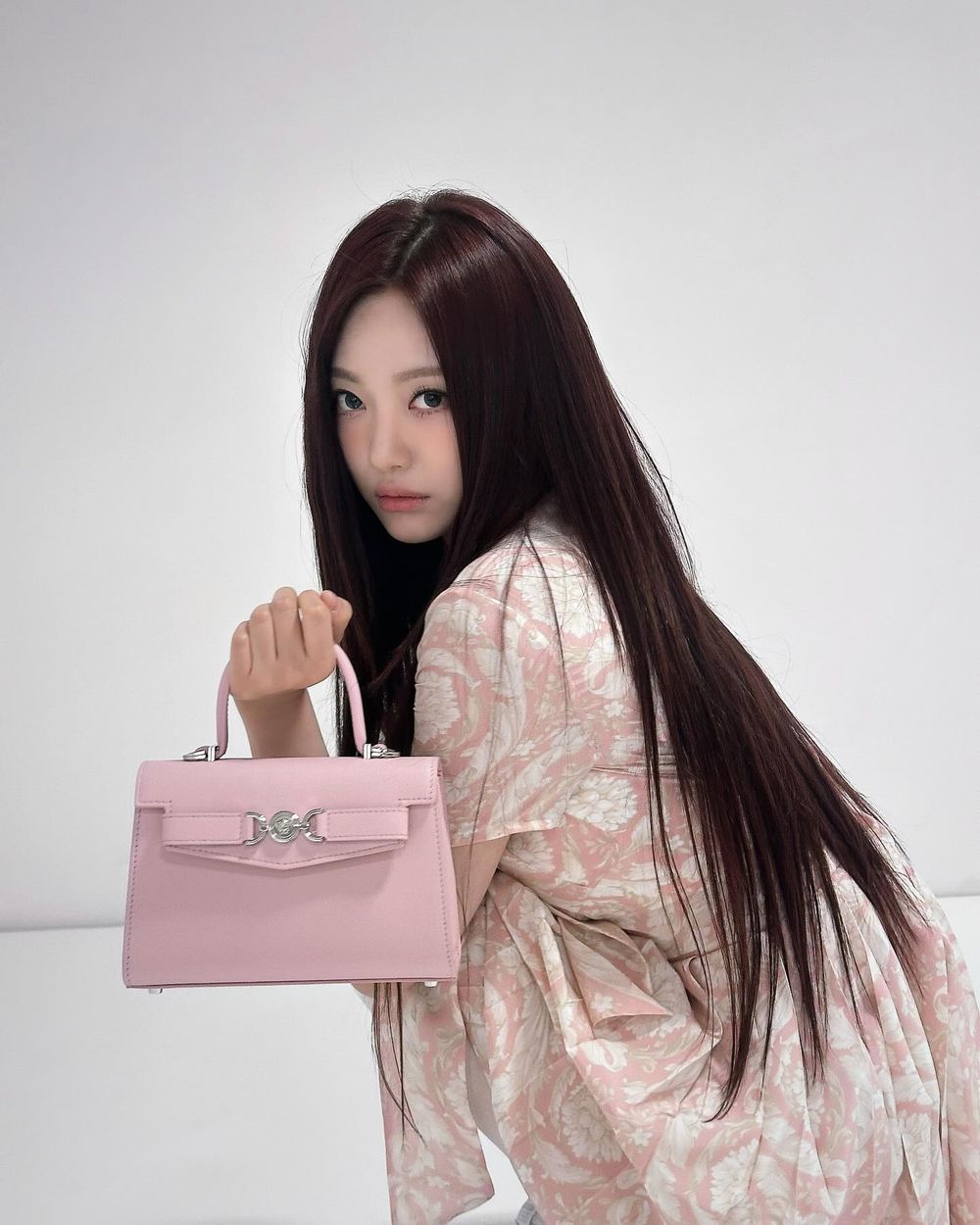 aespa寧寧、趙露思非它不可！Versace爆紅「女神手提包」成熱銷大黑馬！-11