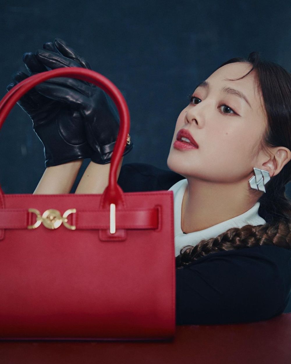 aespa寧寧、趙露思非它不可！Versace爆紅「女神手提包」成熱銷大黑馬！-4