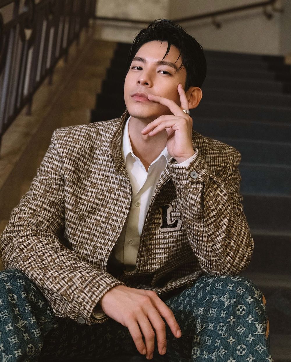 男友穿這樣遛狗太犯規？LV最新男裝系列「犬系男神」王鶴棣、The8...搶先穿給你看！-10