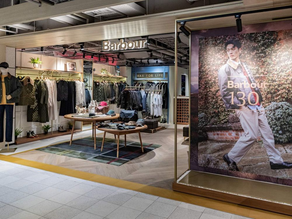 Barbour創立130年，為何連英國皇室都愛不釋手？經典「油布外套」明星都搶著買！-6