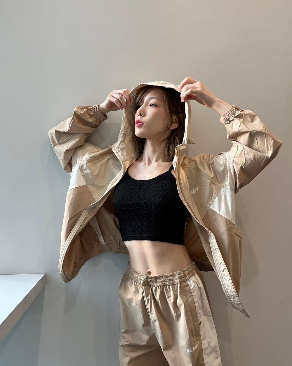 韓網熱議7位腰線超好看的KPOP女偶像！Yuna、Jennie腰臀比例太完美，張員瑛腹肌超驚人！-15