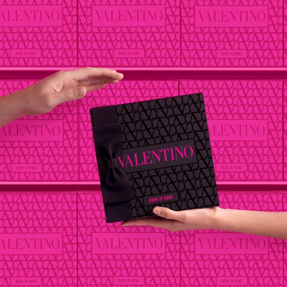 VALENTINO「2024聖誕禮物」10選！特調香檳金打亮、焦糖肉桂眼頰彩、夢幻香水禮盒限定包裝！-6