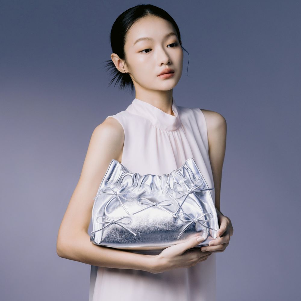 小CK秋冬新包太犯規！Y3K美學「銀色蝴蝶結」流浪包、真的誰揹誰好看！-11