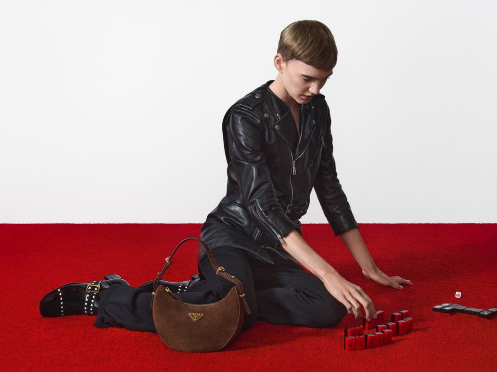 領到年終就結帳！2024精品包大黑馬Prada半月包、韓星都愛到不行原因揭密！-3