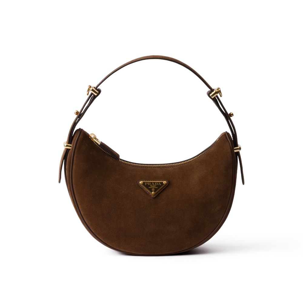 領到年終就結帳！2024精品包大黑馬Prada半月包、韓星都愛到不行原因揭密！-7