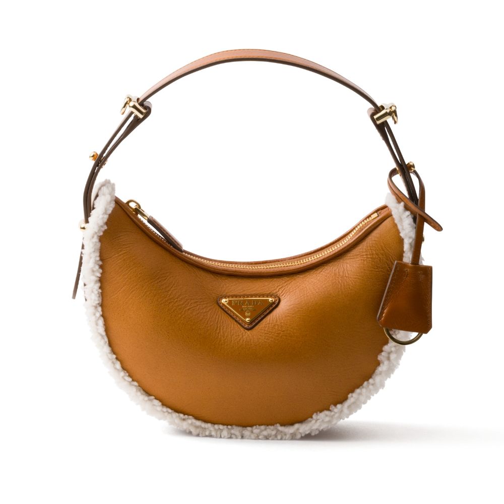 領到年終就結帳！2024精品包大黑馬Prada半月包、韓星都愛到不行原因揭密！-6