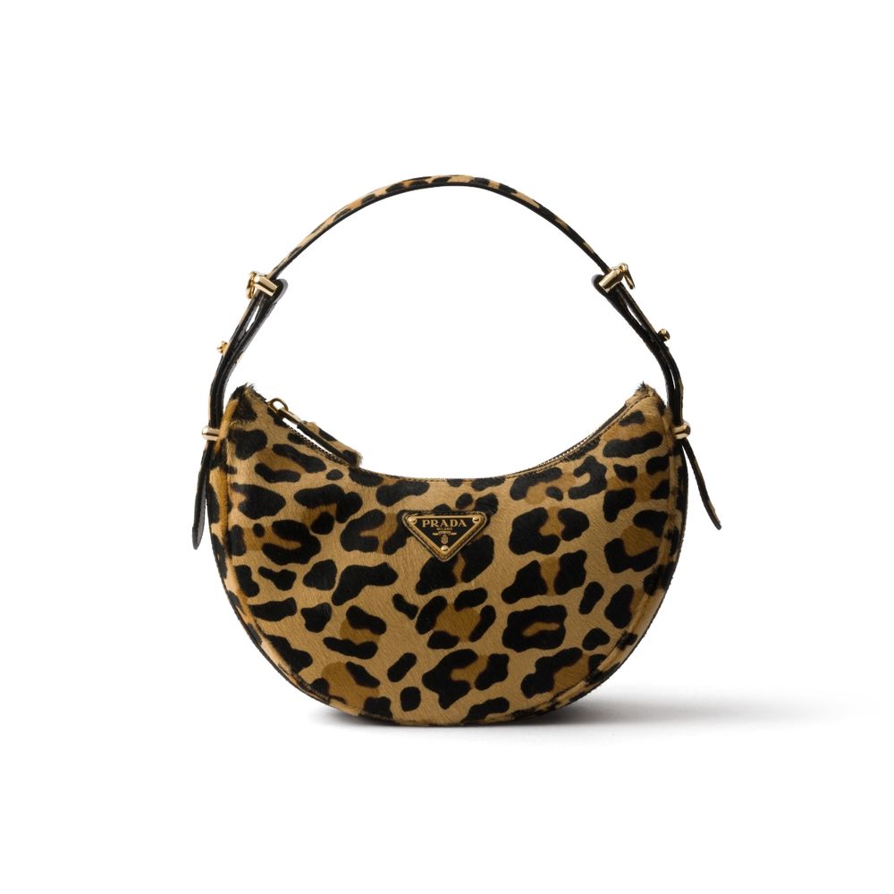 領到年終就結帳！2024精品包大黑馬Prada半月包、韓星都愛到不行原因揭密！-8