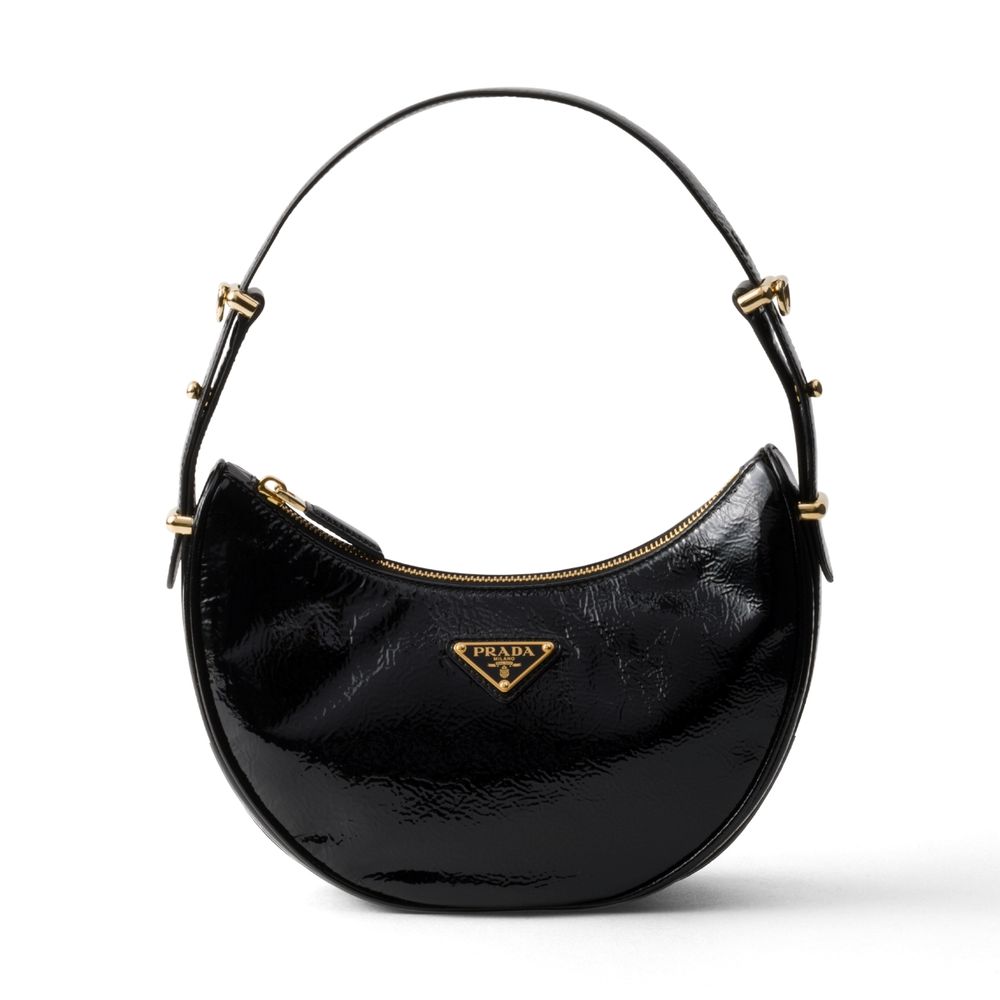 領到年終就結帳！2024精品包大黑馬Prada半月包、韓星都愛到不行原因揭密！-9