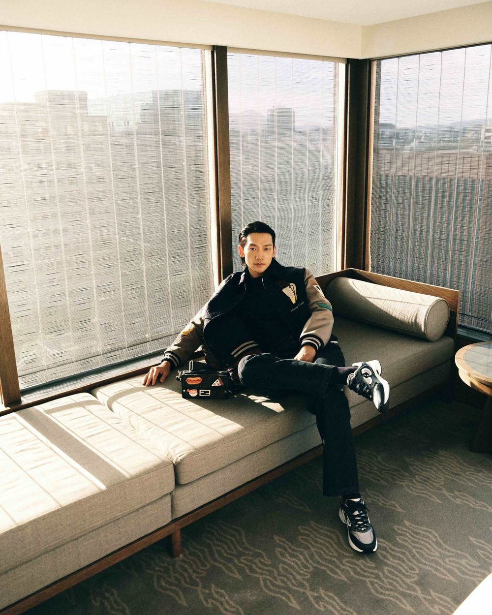 RAIN 42歲零皺紋神狀態！冷帥臉穿FENDI漢堡薯條外套、揹披薩包也太可愛！-2