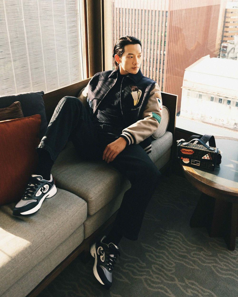 RAIN 42歲零皺紋神狀態！冷帥臉穿FENDI漢堡薯條外套、揹披薩包也太可愛！-4