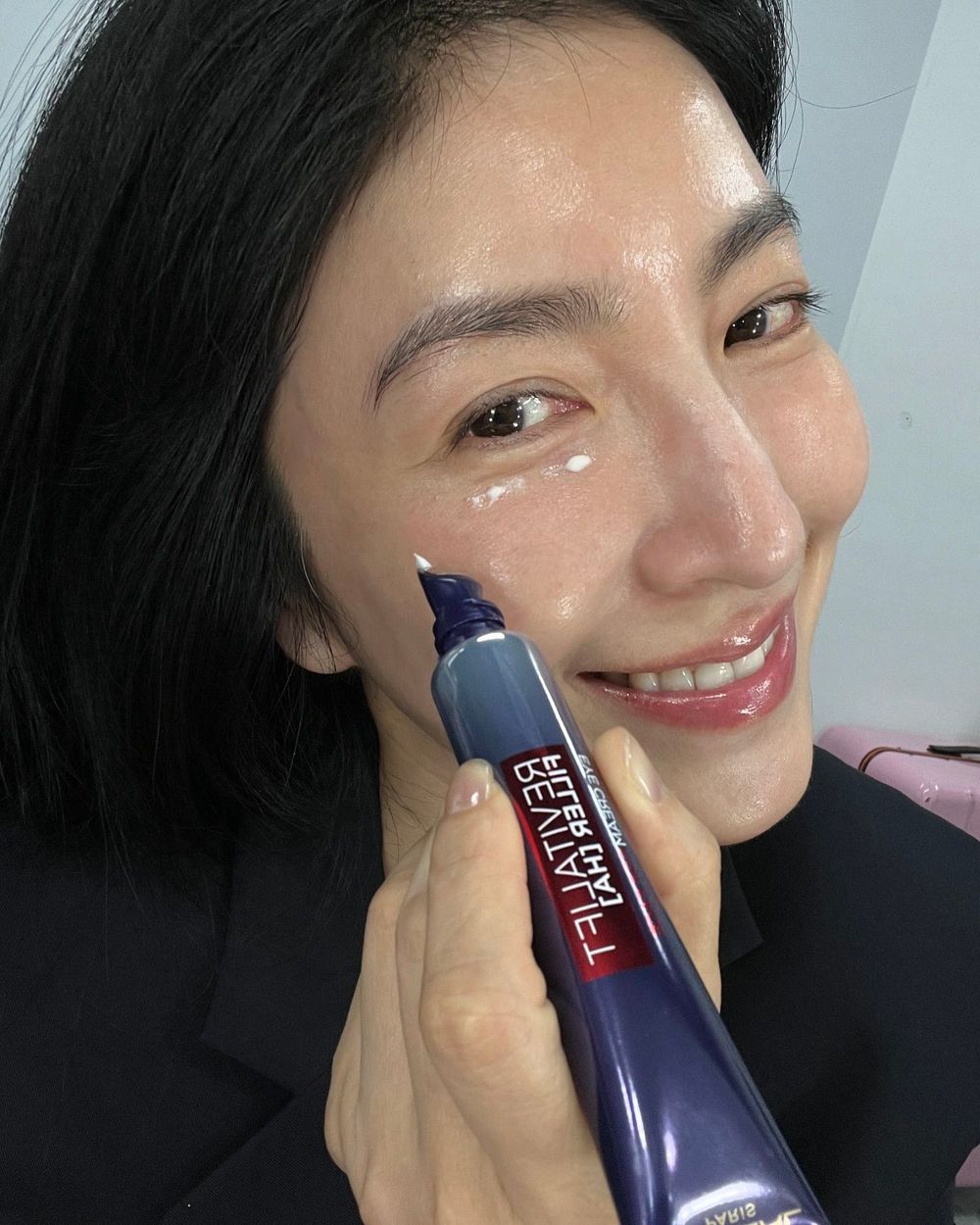 Netflix《影后》楊謹華與小鮮肉大談姐弟戀！46歲零皺紋、肌膚比燈泡亮，關鍵全在這！-9