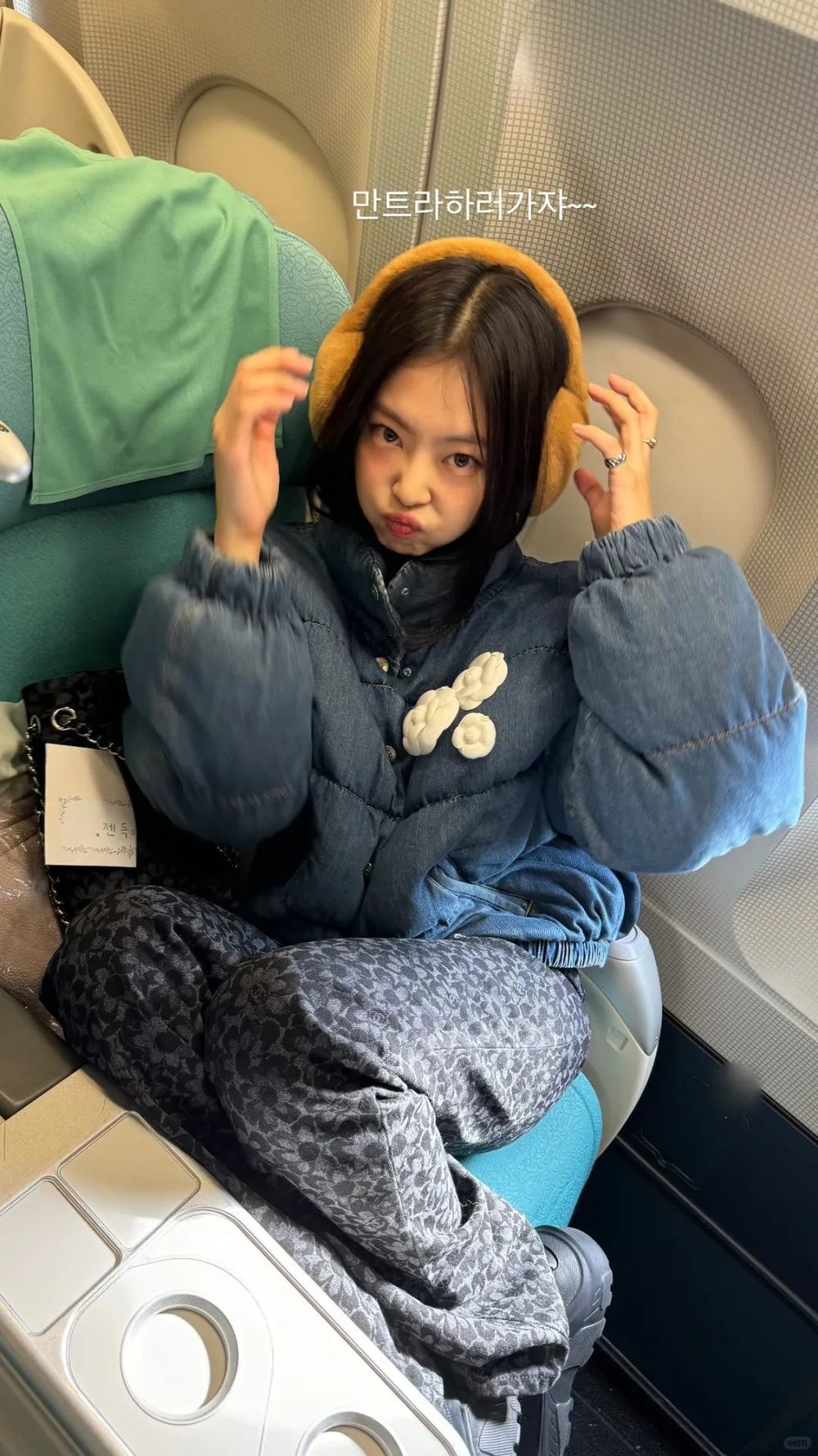 2024秋冬香奈兒必買夢幻清單一次看！Jennie身上格紋包、毛毛耳罩是這幾款！-6