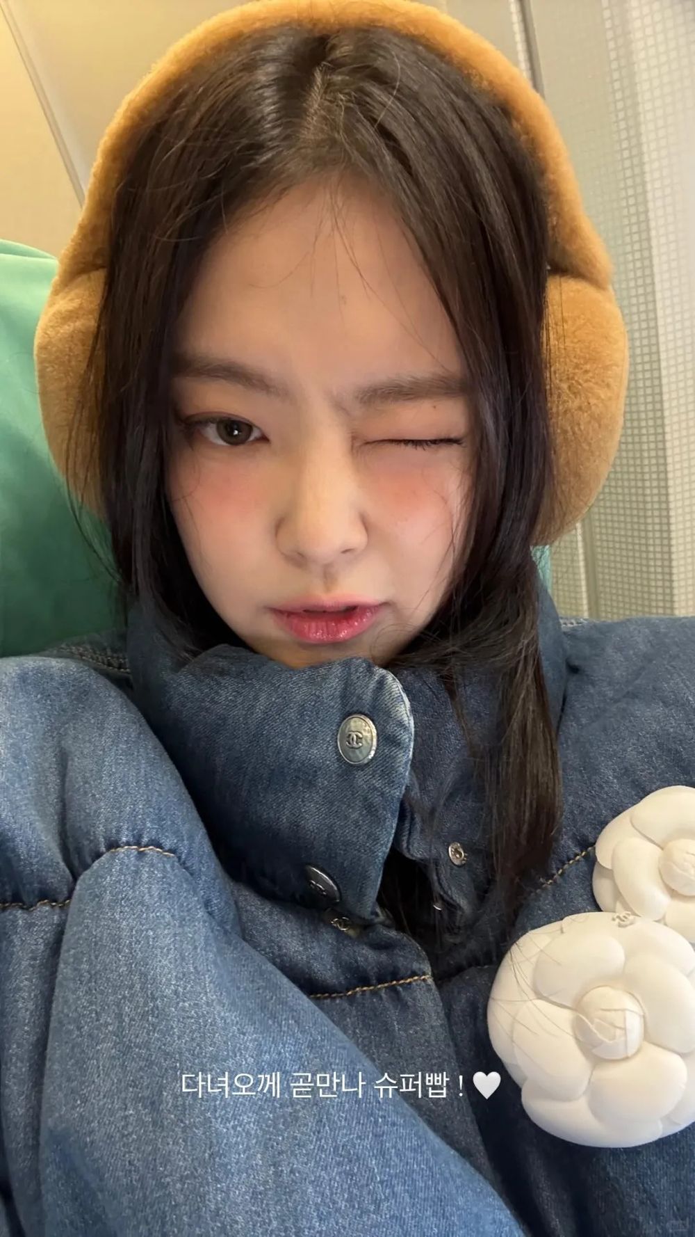 2024秋冬香奈兒必買夢幻清單一次看！Jennie身上格紋包、毛毛耳罩是這幾款！-7